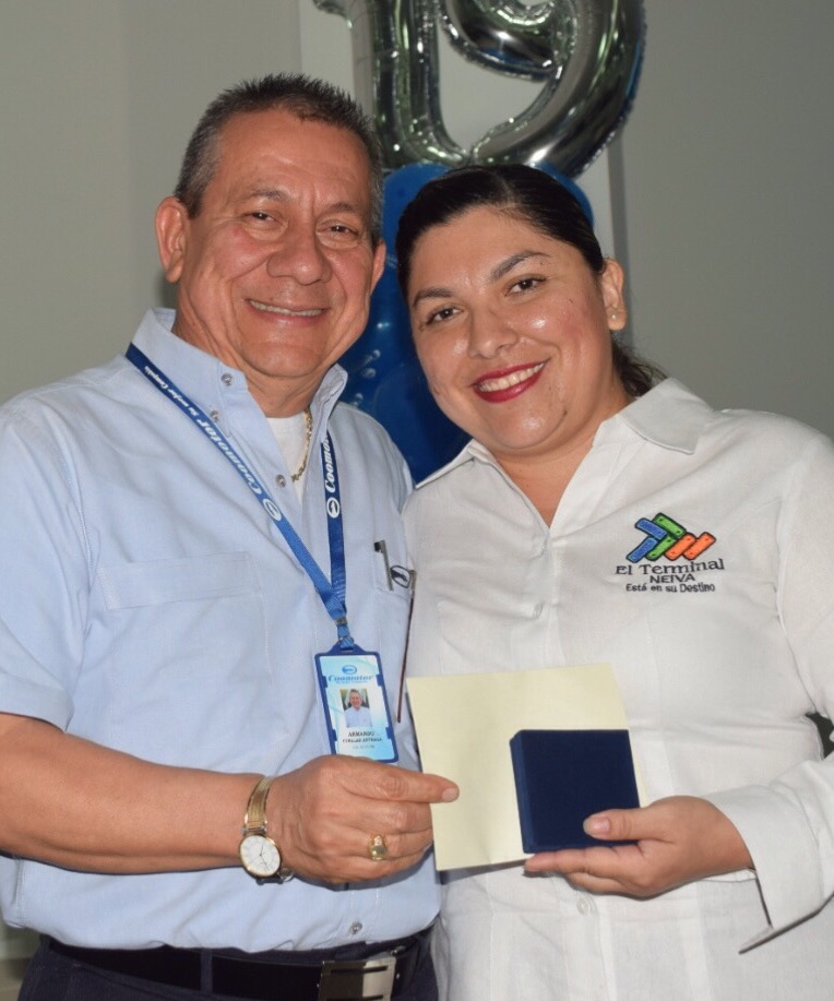 Armando Cuellar junto a Rahda Hermosa Camacho, gerente del Terminal.